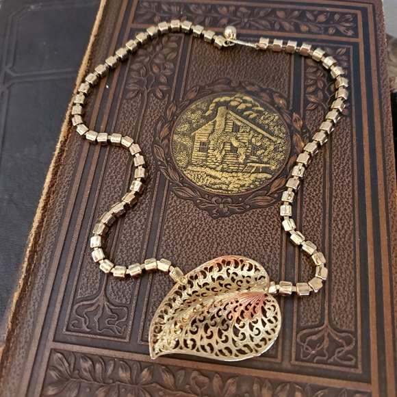 Vintage Gold Tone Leaf Gemstone Fashion Necklace 🍂😍 - Picture 9 of 11